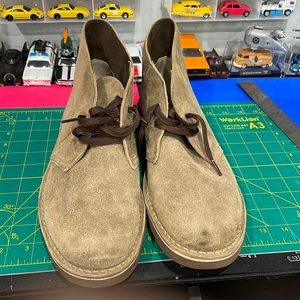 Clarks Men's Bushacre II Ankle Boot, size 11.5 Taupe Distressed Suede .